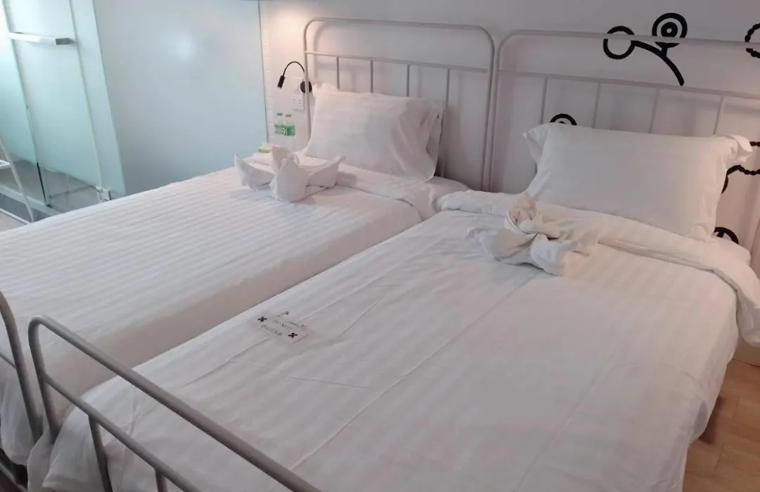 Bedspread Hostel (Adults Only)-1