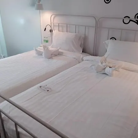 Bedspread Hostel (Adults Only)-3