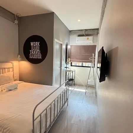 Bedspread Hostel (Adults Only)-2